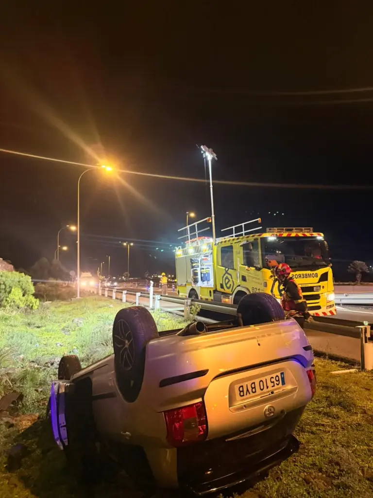 Tres personas resultan ilesas tras volcar su coche en Gran Canaria