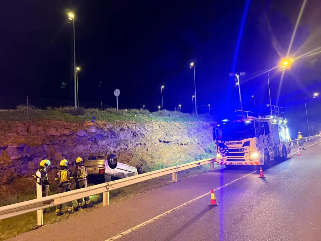 Tres personas resultan ilesas tras volcar su coche en Gran Canaria