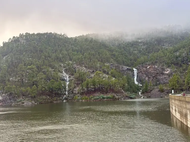 El viento, la lluvia y el mal estado del mar complican el domingo en Canarias