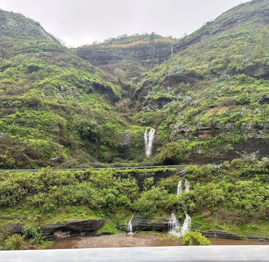 Agua llegando a la presa de los Pérez, en Artenara, Gran Canaria