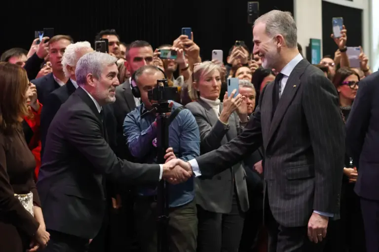 Los reyes visitan el stand de Canarias en Fitur 2026