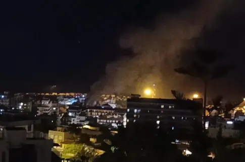 Incendio en una vivienda que obliga a cortar calles en San Felipe