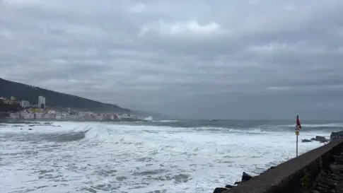 Canarias continúa en alerta con olas de más de cuatro de altura