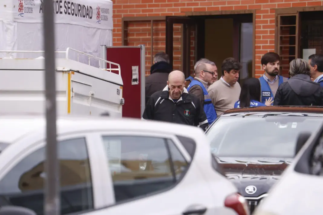Familiares de víctimas de la colisión entre los trenes del pasado domingo en Adamuz, en el centro cívico Poniente Sur de Córdoba, este jueves. El número de muertos en el accidente ferroviario de Adamuz (Córdoba) asciende ya a 45, después de que los servicios de emergencia que actúan en la zona hayan encontrado hoy otros dos cadáveres. EFE/ Salas