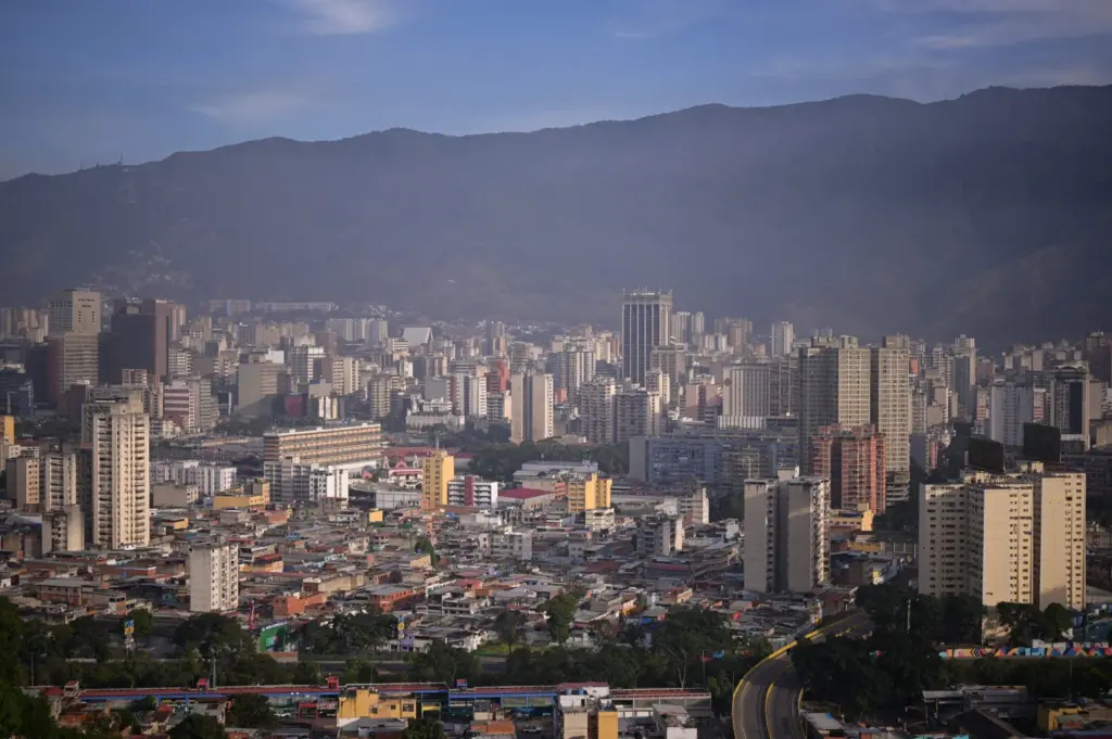 Un paisaje urbano de Caracas, después de que el presidente de Estados Unidos, Donald Trump, dijera que Estados Unidos había atacado a Venezuela y capturado a su presidente, Nicolás Maduro, en Caracas, Venezuela, el 3 de enero de 2026. REUTERS/Gaby Oraa