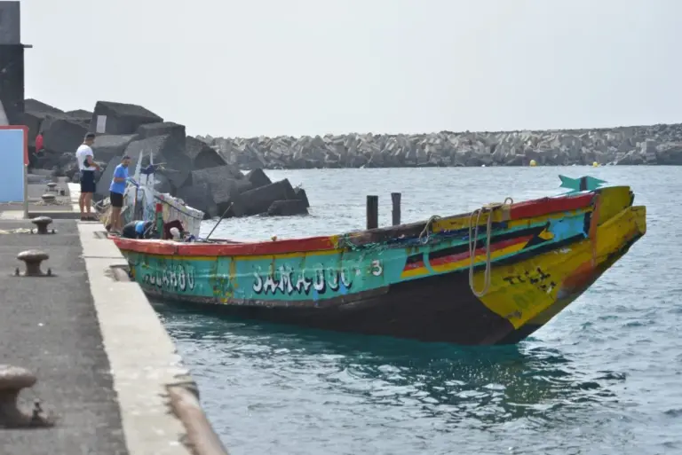 Llega un cayuco a El Hierro con 97 personas, entre ellas un bebé de tres meses