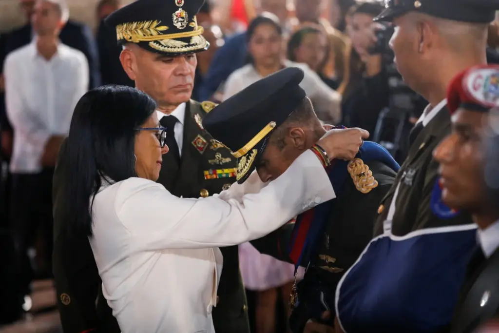 La presidenta interina de Venezuela, Delcy Rodríguez, rinde homenaje a un soldado que resultó herido durante una operación estadounidense para capturar al presidente de Venezuela, Nicolás Maduro, y a su esposa, Cilia Flores, en la ceremonia "Ascensos y Condecoraciones a Héroes y Mártires", en honor al personal militar y de seguridad venezolano y cubano que murió en la misma operación estadounidense, en Caracas, Venezuela, el 8 de enero de 2026. REUTERS/Leonardo Fernández Viloria