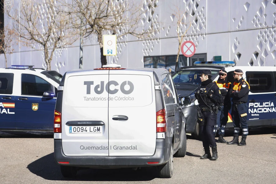 Un coche fúnebre llega al instituto anatómico forense de Córdoba. Los primeros cadáveres de las víctimas del accidente ferroviario ocurrido este domingo en la localidad cordobesa de Adamuz han llegado ya al Instituto de Medicina Legal de Córdoba, donde se ha reforzado el equipo de forenses. Hay al menos 39 fallecidos, 48 heridos ingresados en hospitales, de los que 12, uno de ellos menor de edad, están en la Unidad de Cuidados Intensivos (UCI). EFE/Salas