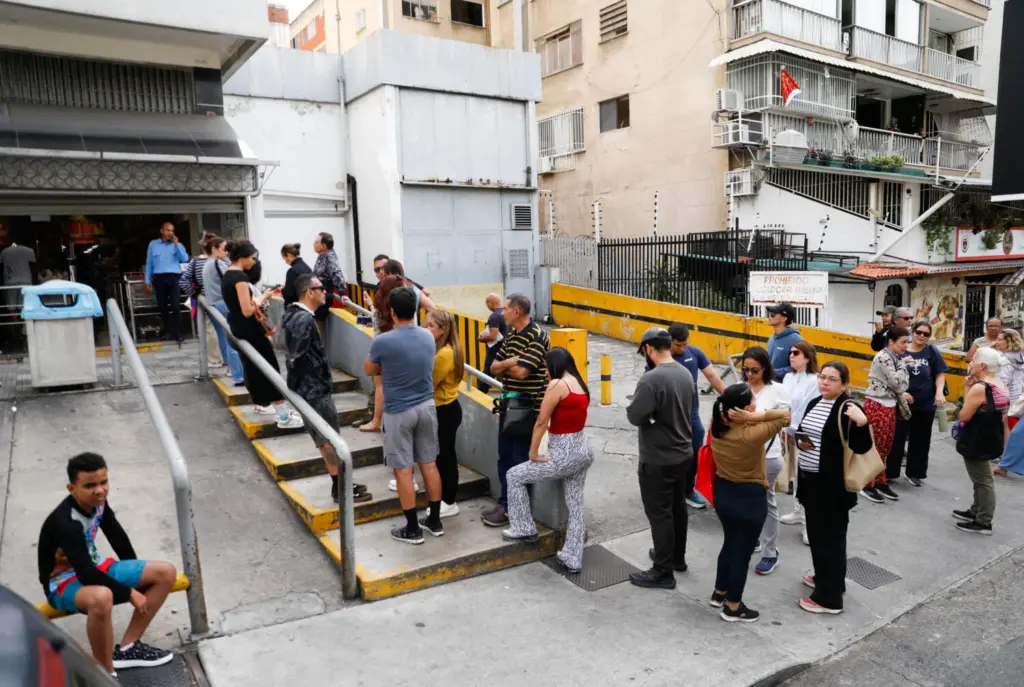 La gente hace fila para comprar comida en un supermercado, después de que el presidente de Estados Unidos, Donald Trump, dijera que Estados Unidos atacó a Venezuela y capturó a su presidente, Nicolás Maduro, en Caracas, Venezuela, el 3 de enero de 2026. REUTERS/Leonardo Fernández Viloria