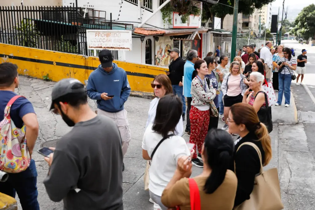 La gente hace fila para comprar comida en un supermercado, después de que el presidente de Estados Unidos, Donald Trump, dijera que Estados Unidos atacó a Venezuela y capturó a su presidente, Nicolás Maduro, en Caracas, Venezuela, el 3 de enero de 2026. REUTERS/Leonardo Fernández Viloria