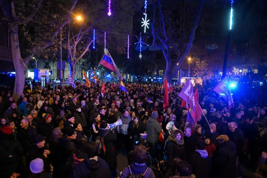 Manifestantes asisten a una protesta para oponerse a las acciones de Estados Unidos en Venezuela, después de que el presidente estadounidense Donald Trump dijera que Estados Unidos atacó a Venezuela y capturó a su presidente Nicolás Maduro, en Barcelona, ​​España, el 3 de enero de 2026. REUTERS/Lorena Sopena