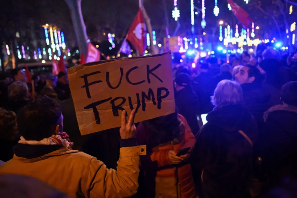 Un manifestante sostiene un cartel anti-Trump, después de que el presidente estadounidense Donald Trump dijera que Estados Unidos había atacado a Venezuela y capturado a su presidente, Nicolás Maduro, en Barcelona, ​​España, el 3 de enero de 2026. REUTERS/Lorena Sopena
