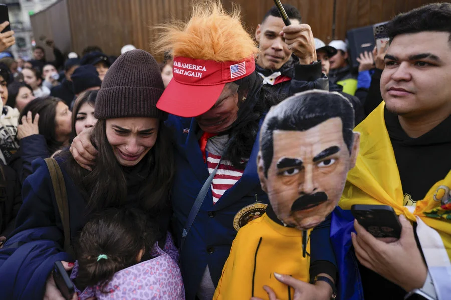 MADRID, 03/01/2026.- Manifestación de ciudadanos venezolanos tras el operativo militar de parte de Estados Unidos contra Venezuela para arrestar al presidente de ese país, Nicolás Maduro, este sábado en la Puerta del Sol, en Madrid. EFE/ Borja Sánchez-Trillo