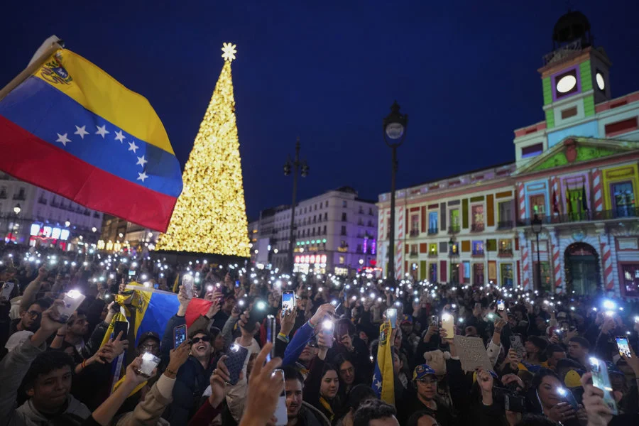 Manifestaciones en la Puerta del Sol en Madrid tras la detención de Nicolás Maduro