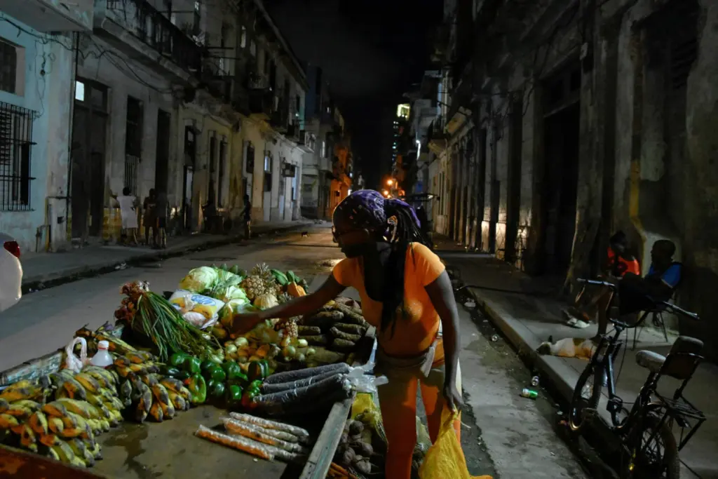 Laura Rosa vende productos en la calle después de que se restableció la electricidad tras un colapso parcial de la red eléctrica que dejó a oscuras gran parte del oeste de Cuba, en La Habana, Cuba, el 3 de diciembre de 2025. REUTERS/Norlys Perez
