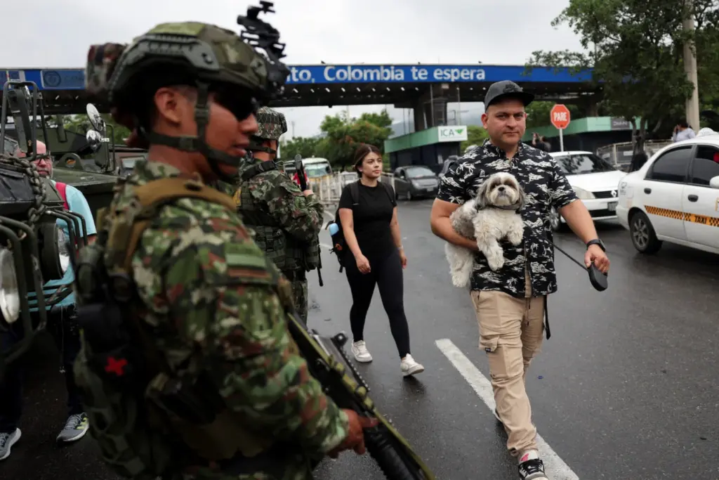 Soldados colombianos hacen guardia en la frontera entre Venezuela y Colombia, días después de que Estados Unidos atacara Venezuela y capturara a su presidente Nicolás Maduro y a su esposa Cilia Flores, en Cúcuta, Colombia, el 6 de enero de 2026. REUTERS/Luisa González