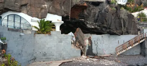 Un desprendimiento provoca el cierre de la costa de Tabaiba Baja