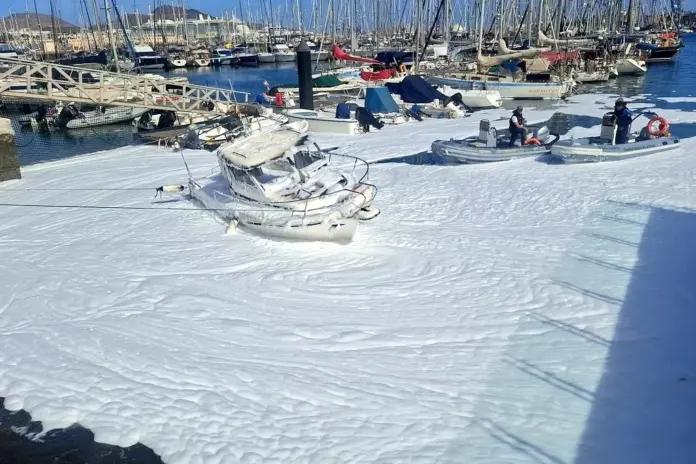 Efectivos de bomberos de Las Palmas de Gran Canaria, así como personal de La Marina trasladaron la embarcación a un lugar seguro