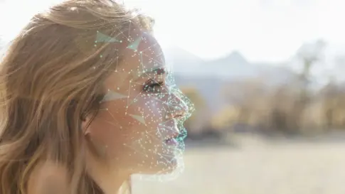 Las imágenes o las voces manipuladas con IA serán un delito contra el honor