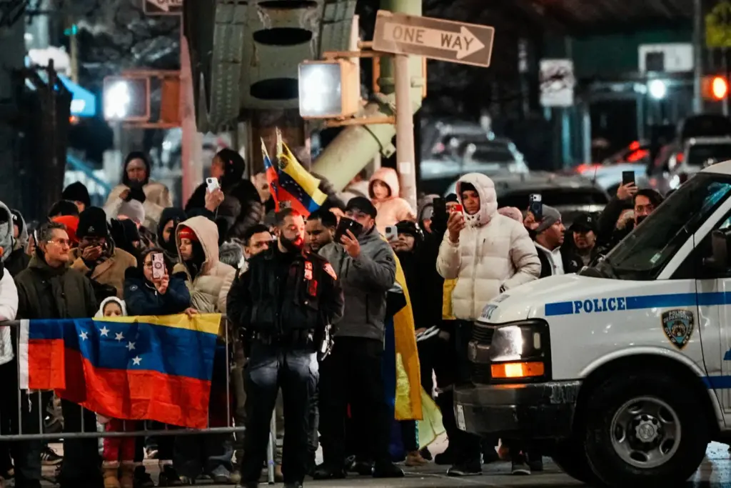 Inmigrantes venezolanos se reúnen cerca del Centro de Detención Metropolitano de Brooklyn (MDC Brooklyn) después de que Estados Unidos atacara a Venezuela y capturara a su presidente Nicolás Maduro y a su esposa Cilia Flores durante la noche, en la ciudad de Nueva York, EE. UU., el 3 de enero de 2026. REUTERS/Eduardo Muñoz
