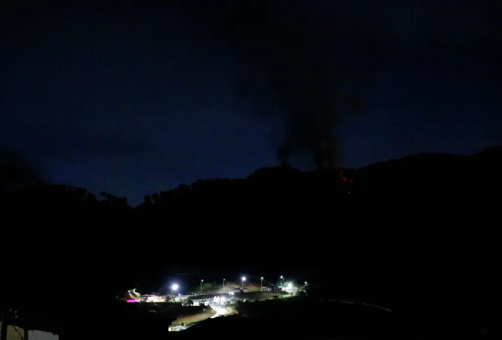 El humo se eleva cerca de Fuerte Tiuna, una zona militar, durante un apagón total, luego de explosiones y ruidos fuertes, en medio de crecientes tensiones entre las administraciones del presidente estadounidense Donald Trump y el presidente venezolano Nicolás Maduro, en Caracas, Venezuela, el 3 de enero de 2026. REUTERS/Leonardo Fernandez Viloria