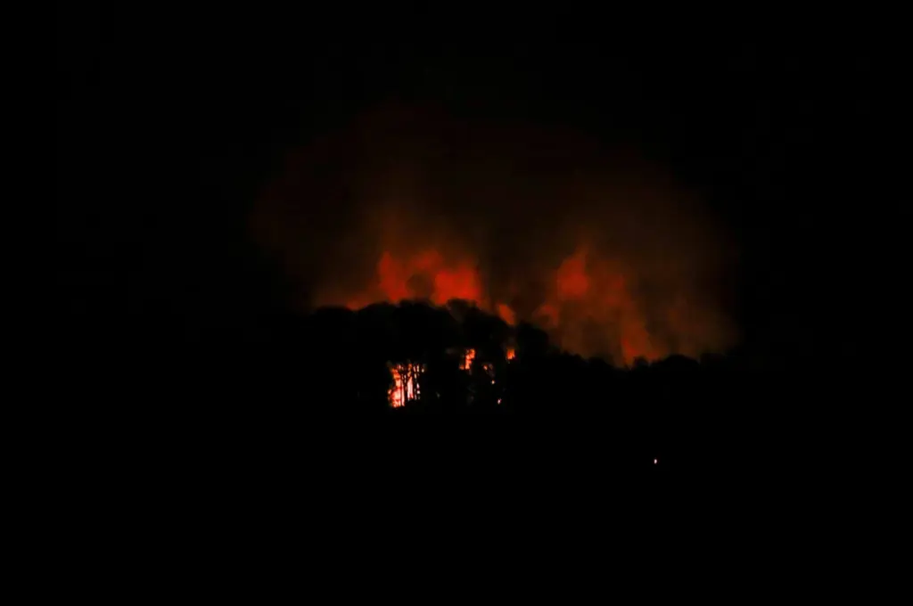 El humo se eleva cerca de Fuerte Tiuna, una zona militar, durante un apagón total, luego de explosiones y ruidos fuertes, en medio de crecientes tensiones entre las administraciones del presidente estadounidense Donald Trump y el presidente venezolano Nicolás Maduro, en Caracas, Venezuela, el 3 de enero de 2026. REUTERS/Leonardo Fernandez Viloria