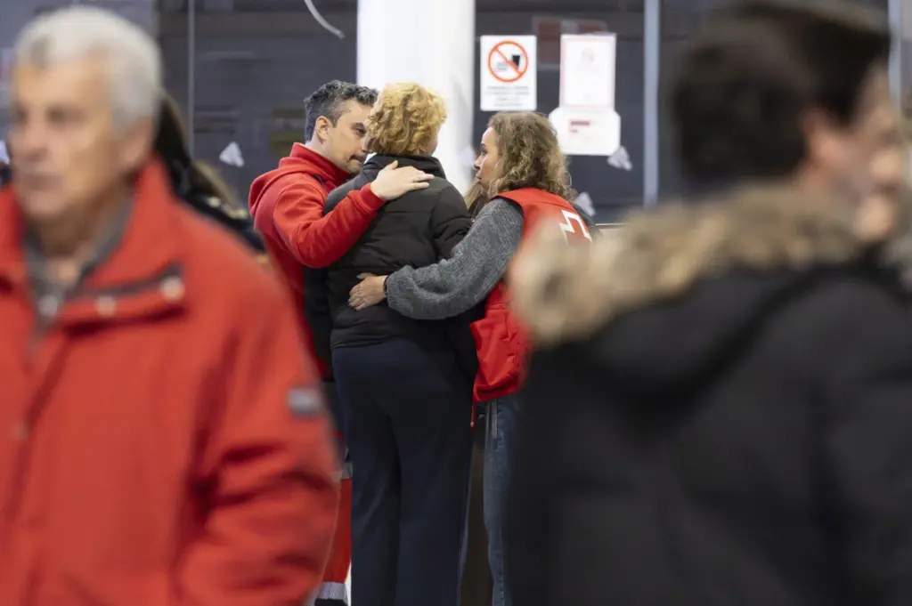 Llegada a la estación de tren de Huelva de familiares de viajeros de los trenes del accidente ocurrido en Córdoba. EFE/Alberto Díaz
