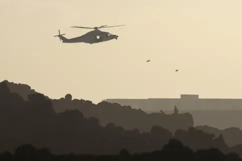 Sigue desaparecido un joven arrastrado por el mar en Lanzarote