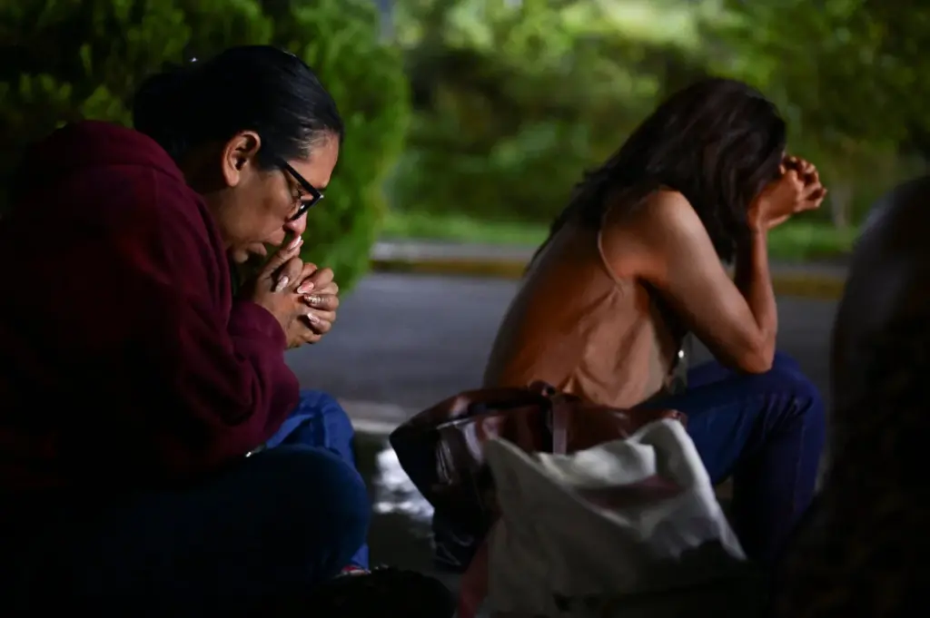 Mujeres reaccionan afuera de la cárcel de El Rodeo, donde se reúnen después de que el presidente de la Asamblea Nacional de Venezuela, Jorge Rodríguez, anunció que un número significativo de presos extranjeros y venezolanos serán liberados, en El Rodeo, estado Miranda, Venezuela, el 8 de enero de 2026. REUTERS/Gaby Oraa