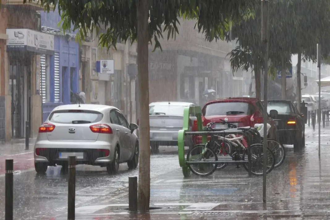 AEMET activa la prealerta por lluvias para este martes en Lanzarote y Fuerteventura