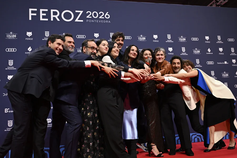 La realizadora Alauda Ruiz de Azua acompañada por el equipo de la película ´Los Domingos´ tras recibir el premio a Mejor película dramática, mejor dirección y mejor guión durante la gala de entrega de los Premios Feroz 2026, organizada por la Asociación de Informadores Cinematográficos de España (AICE), que se celebra hoy sábado en el Pazo da Cultura de Pontevedra. EFE/Brais Lorenzo