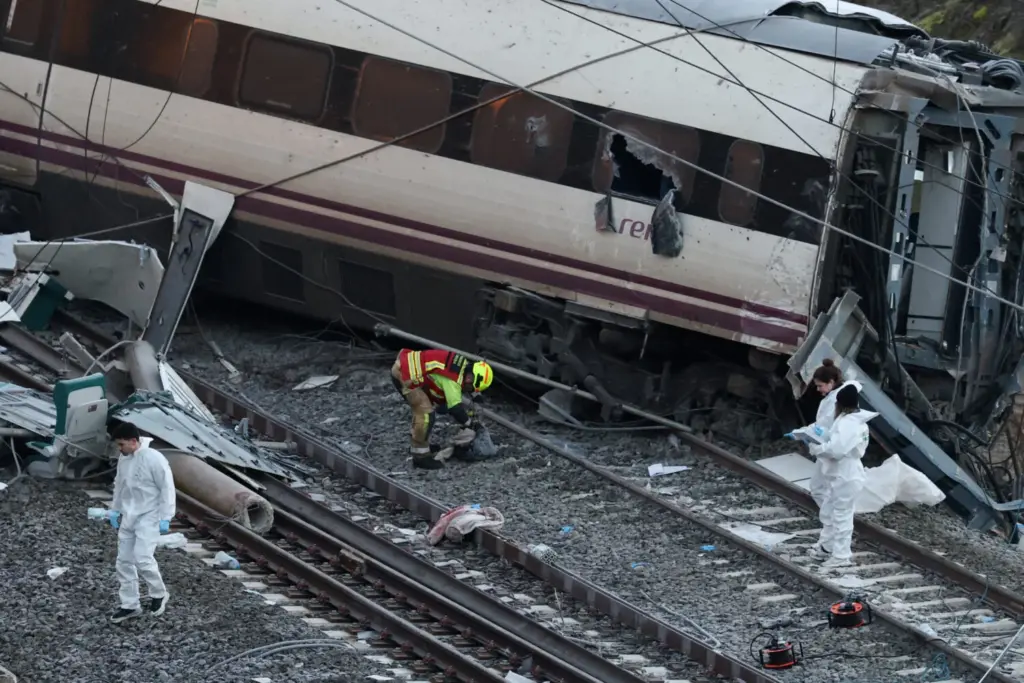 Miembros del departamento de criminalística de la Guardia Civil española trabajan junto a los trenes implicados en el accidente, en el lugar del descarrilamiento mortal de dos trenes de alta velocidad cerca de Adamuz, en Córdoba, España, el 19 de enero de 2026. REUTERS/Susana Vera