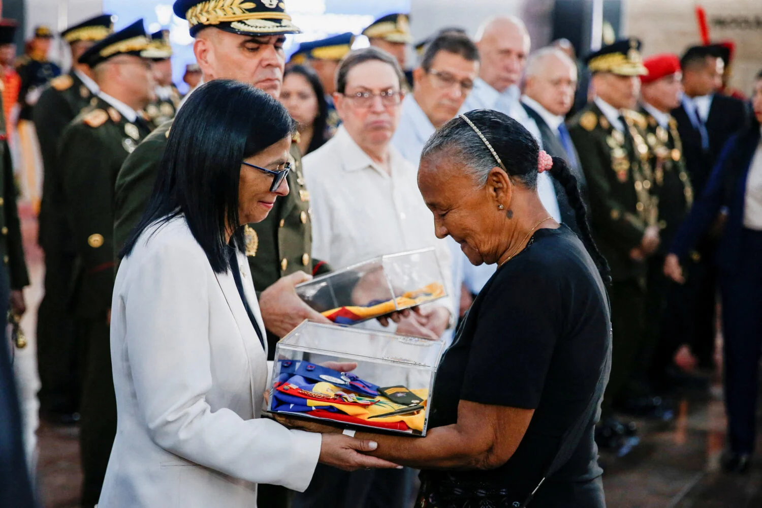 Delcy Rodríguez con familiares de las víctimas del ataque de Estados Unidos a Venezuela