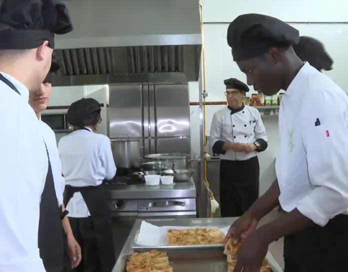 Los alumnos de Hostelería del Centro de Formación Profesional de San Sebastián de La Gomera crean su primer menú asequible para todos los bolsillos