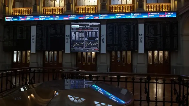 El IBEX suma el 0,39 % y firma un nuevo máximo histórico por encima de 17.700 puntos