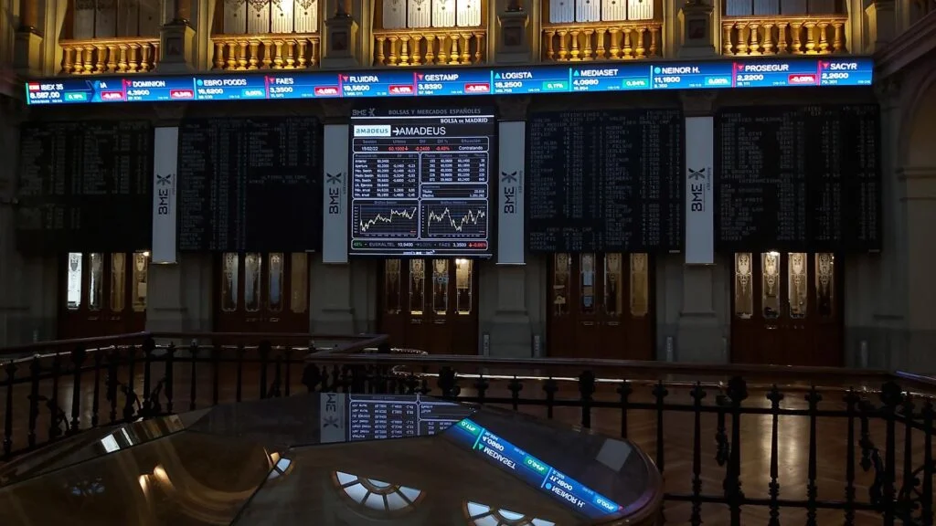 El principal índice del mercado nacional, el IBEX 35, ha subido 68,2 puntos, ese 0,39 % y ha cerrado en 17.710,9 puntos.