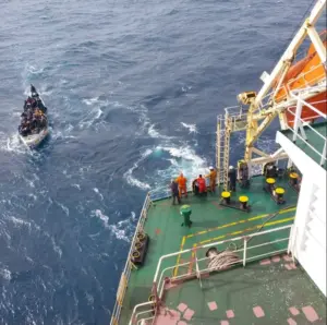 Imagen realizada por el buque Eurostar, que permaneció al costado del cayuco hasta la llegada de la Guardamar Urania, encargada del rescate de las 108 personas (2 personas fallecidas incluidas en el total) a 148 millas SE de El Hierro.