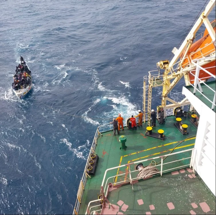 Imagen realizada por el buque Eurostar, que permaneció al costado del cayuco hasta la llegada de la Guardamar Urania, encargada del rescate de las 108 personas (2 personas fallecidas incluidas en el total) a 148 millas SE de El Hierro.