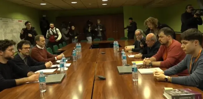 Representantes de las operadoras Adif y Renfe, el Departamento de Territorio de la Generalitat y el sindicato de maquinistas Semaf se han reunido esta mañana en la estación de Sants para intentar recuperar la normalidad del servicio ferroviario en Cataluña.