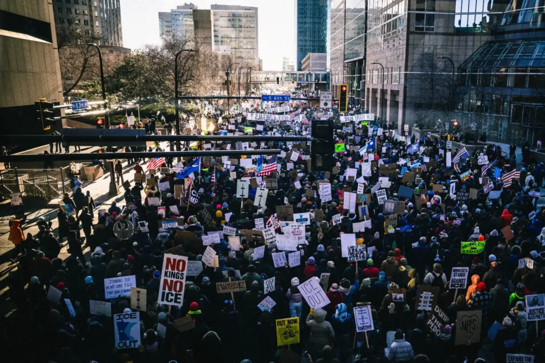 En el lago Bde Maka Ska, helado por las frías temperaturas que azotan la ciudad de Minneapolis, un grupo de manifestantes ha formado la palabra 'SOS'
