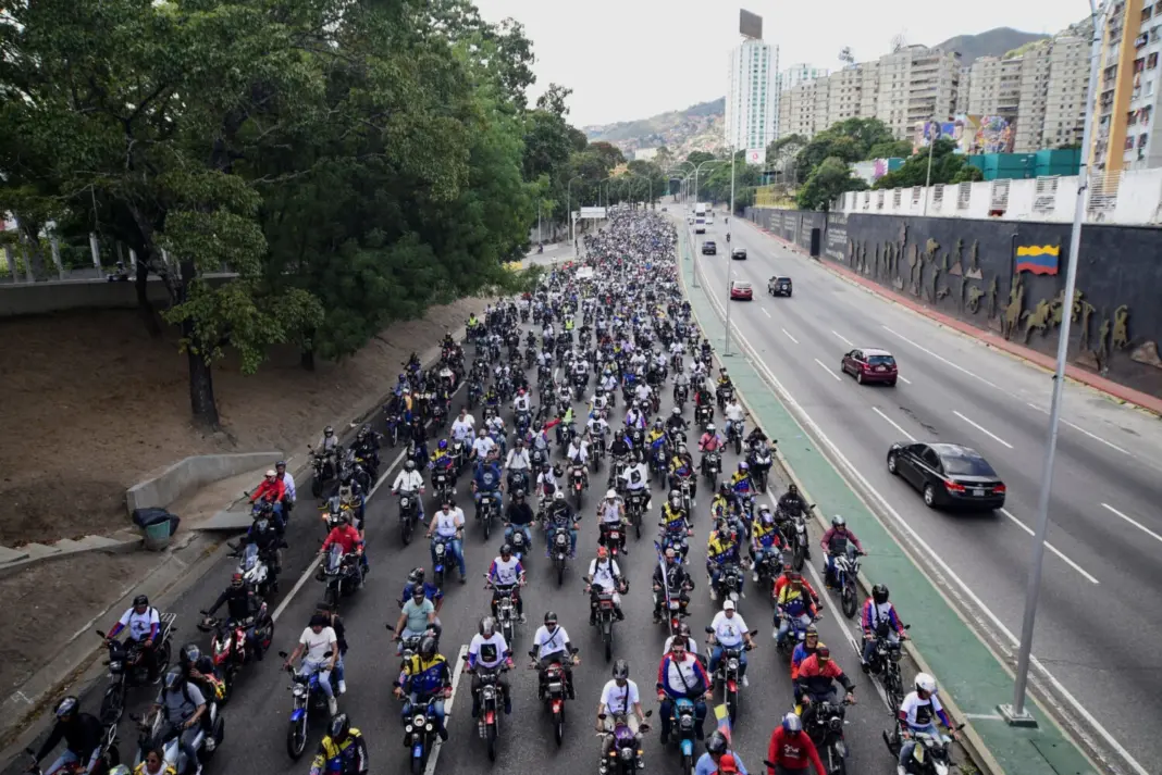 Trabajadores del transporte venezolanos viajan en una caravana en apoyo al presidente capturado Nicolás Maduro y su esposa Cilia Flores, más de una semana después de que Estados Unidos lanzara un ataque contra el país, en Caracas, Venezuela, el 13 de enero de 2026. REUTERS/Maxwell Briceno