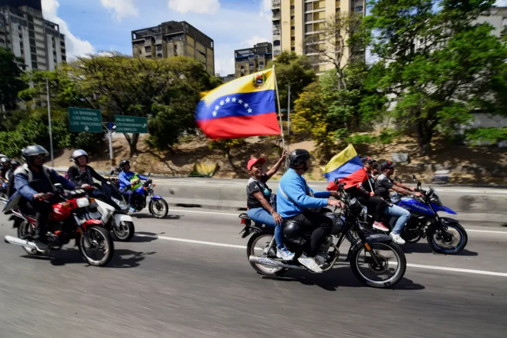 Trabajadores del transporte venezolanos viajan en una caravana en apoyo al presidente capturado Nicolás Maduro y su esposa Cilia Flores, más de una semana después de que Estados Unidos lanzara un ataque contra el país, en Caracas, Venezuela, el 13 de enero de 2026. REUTERS/Maxwell Briceno 