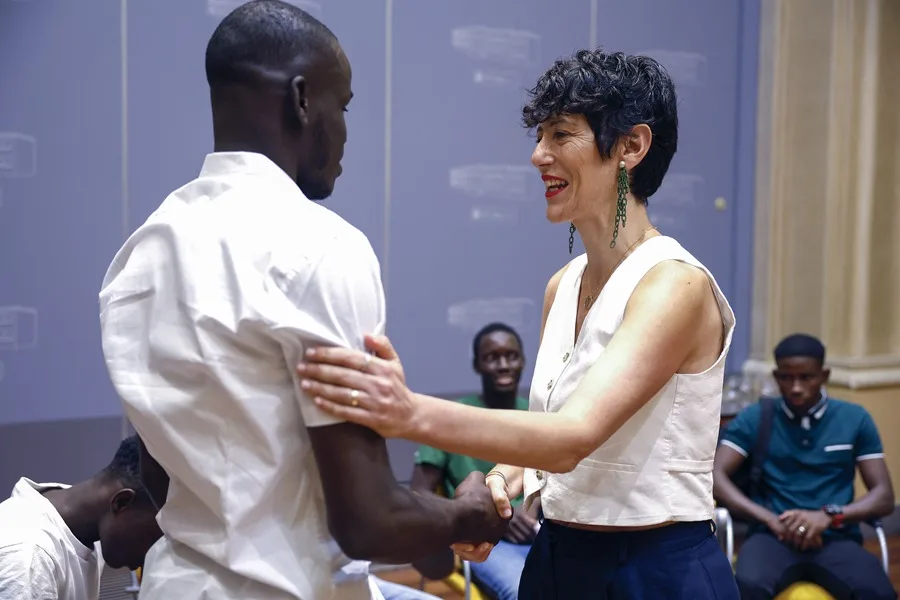 El Gobierno aprueba este martes por decreto una regularización extraordinaria de migrantes. En la imagen, la ministra de Inclusión, Seguridad Social y Migraciones, Elma Saiz (d), saluda a jóvenes migrantes, solicitantes de asilo. EFE/ J.P. Gandul