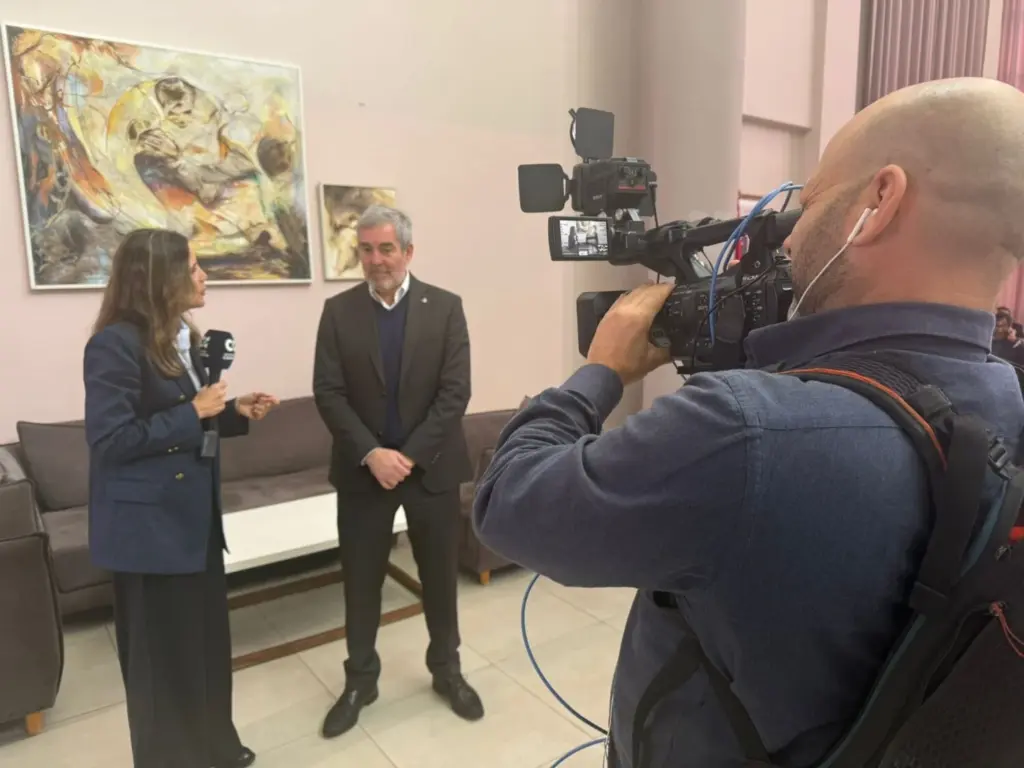 El equipo de Servicios Informativos de Televisión Canaria entrevista al presidente de Canarias, Fernando Clavijo, en Agadir