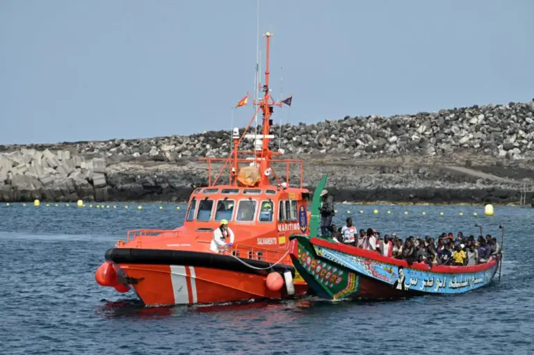 Bajan un 62% las llegadas de inmigrantes irregulares a Canarias en 2025, en comparación con el año anterior
