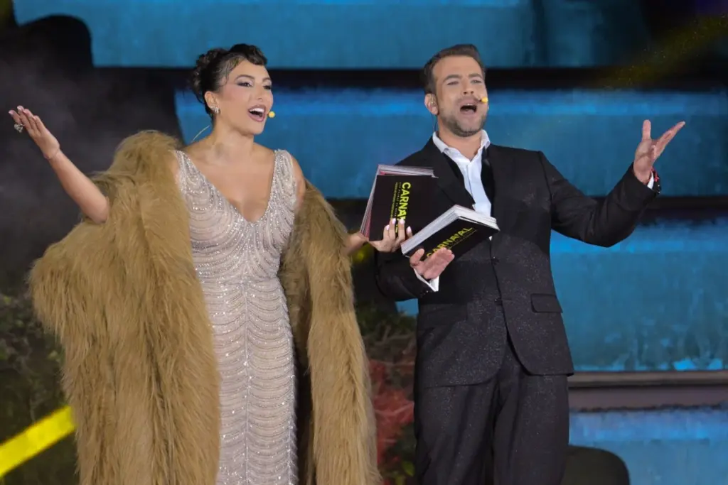 Los presentadores de la Gala de Presentación de los Participantes en los cuatro tronos del Carnaval de Las Palmas de Gran Canaria 2026, Sonsoles Castillo y Pedro Machín / Carnaval LPGC