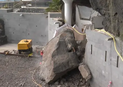 Retiran la roca de 70 toneladas de la costa de Tabaiba