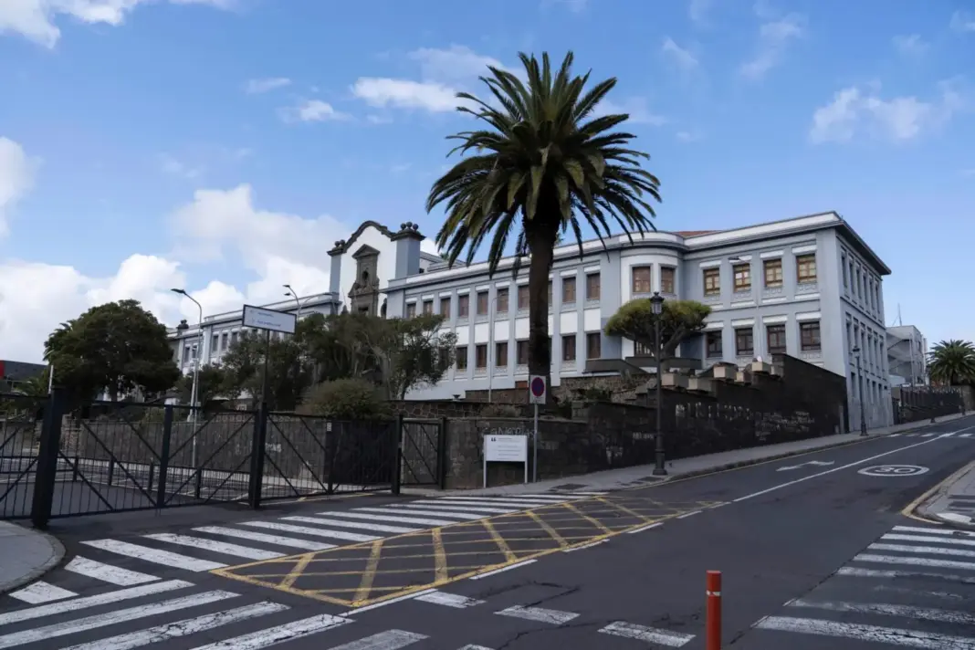 La ULL aprueba dos nuevos títulos propios: enfermería de cirugía robótica y gestión inmobiliaria