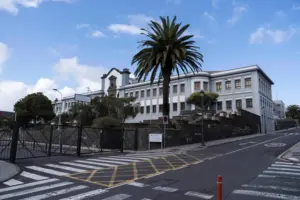 La ULL aprueba dos nuevos títulos propios: enfermería de cirugía robótica y gestión inmobiliaria