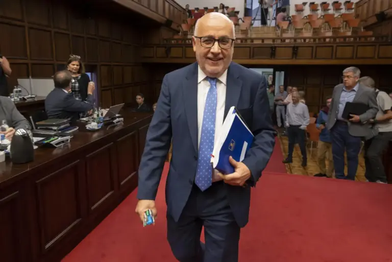 Antonio Morales defiende el Puerto de Las Palmas como “punto de amarre en la tormenta”